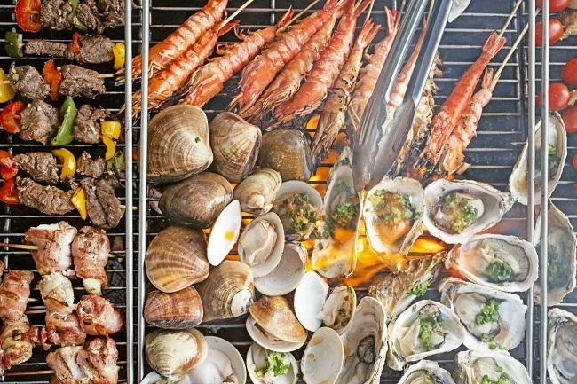 Có thể tự túc ăn uống ngoài bãi Ông Lang