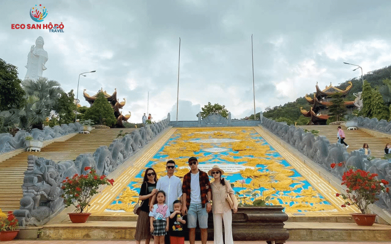 tham-quan-chua-ho-quoc-cung-gia-dinh