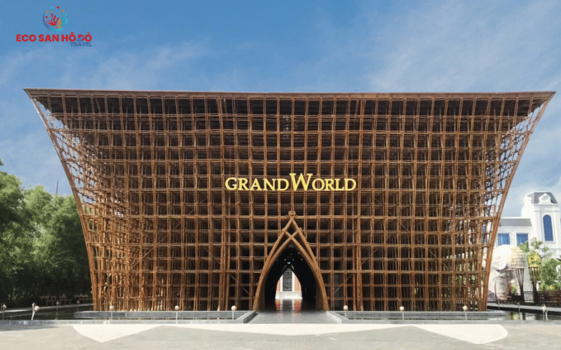 huyen-thoai-tre-grand-world-phu-quoc 2