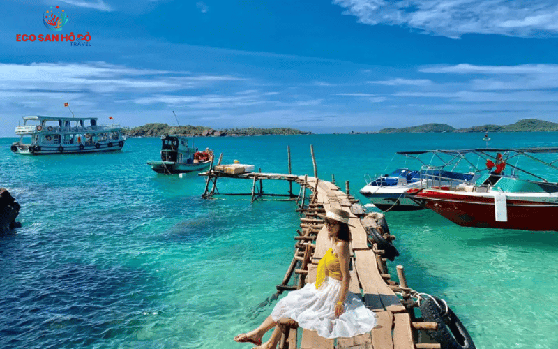 Du khách check-in cùng cây cầu gỗ ở Rạch Vẹm