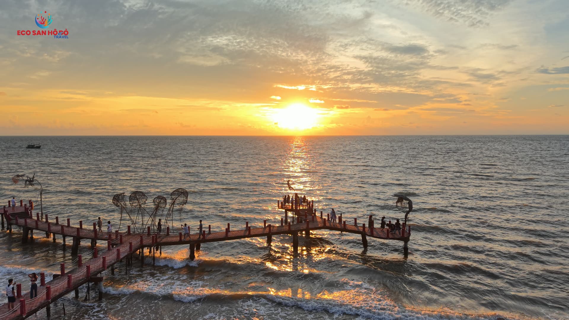 Ngắm hoàng hôn bãi biển Sunset Sanato