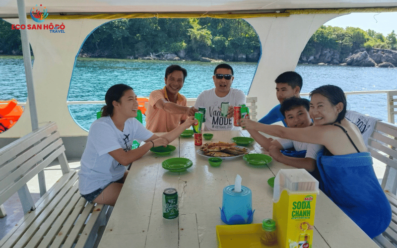 to-chuc-an-uong-tren-tau